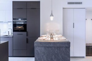 Kühlschrank, Mikrowelle, Ofen, Herdplatte