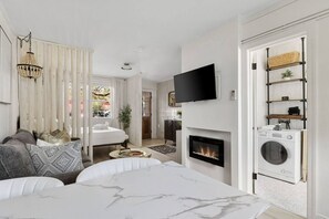 1 slaapkamer, een strijkplank/strijkijzer, wifi, beddengoed