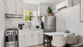 Frigorífico, microondas, horno y placa de cocina