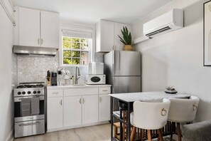 Een koelkast, een magnetron, een oven, een kookplaat