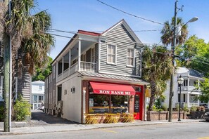Exterior - 2BR/2BA Downtown Charleston on Spring St + Parking (Charleston)