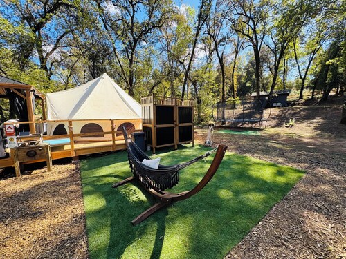 Pleasant Valley Creekside Glamping, Pet Friendly