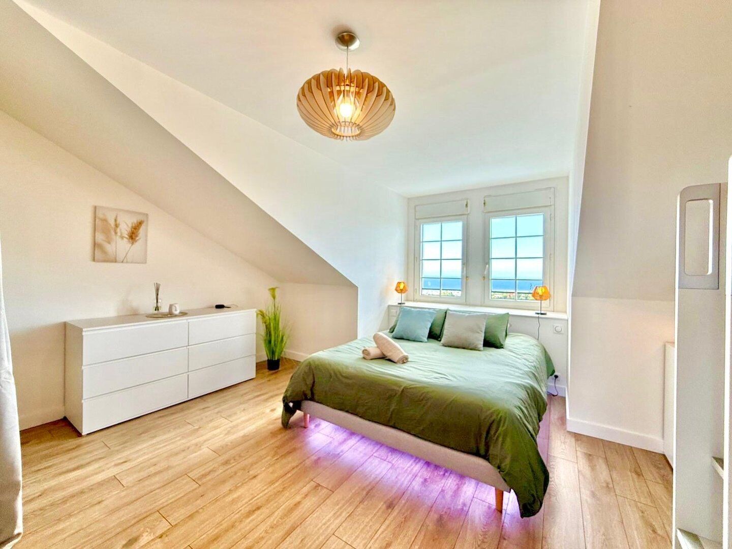 2 bedrooms, desk, internet, bed sheets