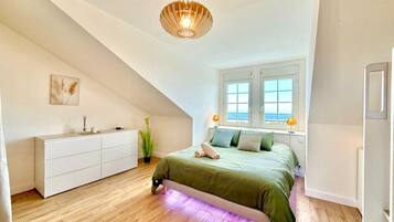 2 bedrooms, desk, internet, bed sheets