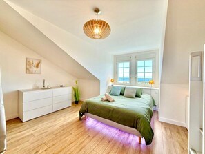 1 soverom, skrivebord, internettilgang og sengetøy