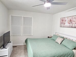 3 Schlafzimmer, Schreibtisch, Bügeleisen/Bügelbrett, Reisekinderbett