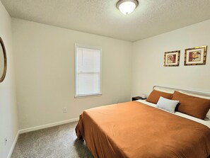 3 habitaciones, escritorio y tabla de planchar con plancha 