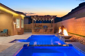 A backyard with a swimming pool, outdoor bar, and fire feature. - Starr Ridge Snowbird Home! Heated Pool & Spa! 30+Nights! (Tucson)