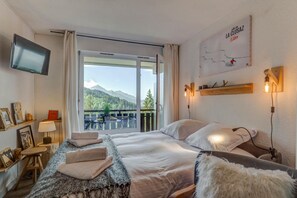 Iron/ironing board, travel cot, bed sheets - Slow Chalet des Bois 2min walk from slopes : Nordic + Alpine skiing (Manigod)