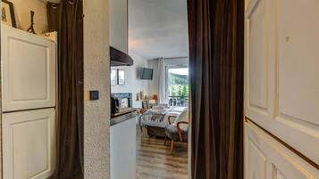 Fer et planche à repasser, lit parapluie, draps fournis