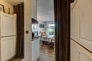 熨斗/熨衣板、旅行婴儿床、床单