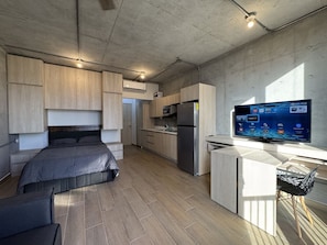 Een bureau, een strijkplank/strijkijzer, wifi, beddengoed