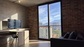 Tv, eldstad och kontor