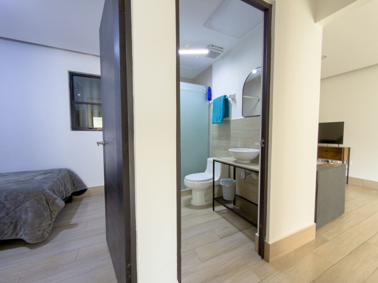 2 bedrooms, desk, WiFi, bed sheets