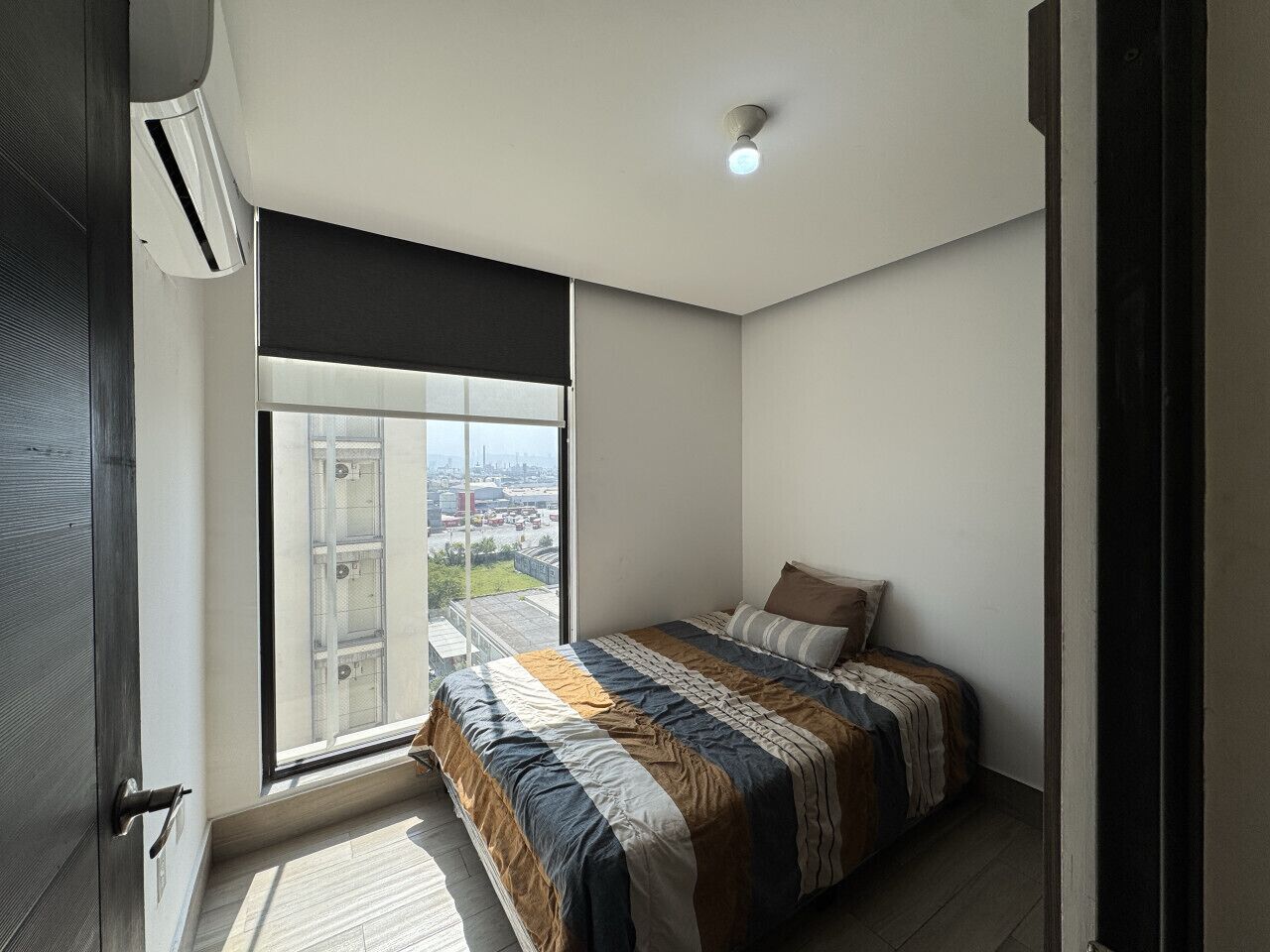 2 bedrooms, desk, WiFi, bed sheets