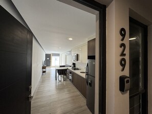 Kjøleskap, mikrobølgeovn, kokeplater og kaffetrakter/tekoker