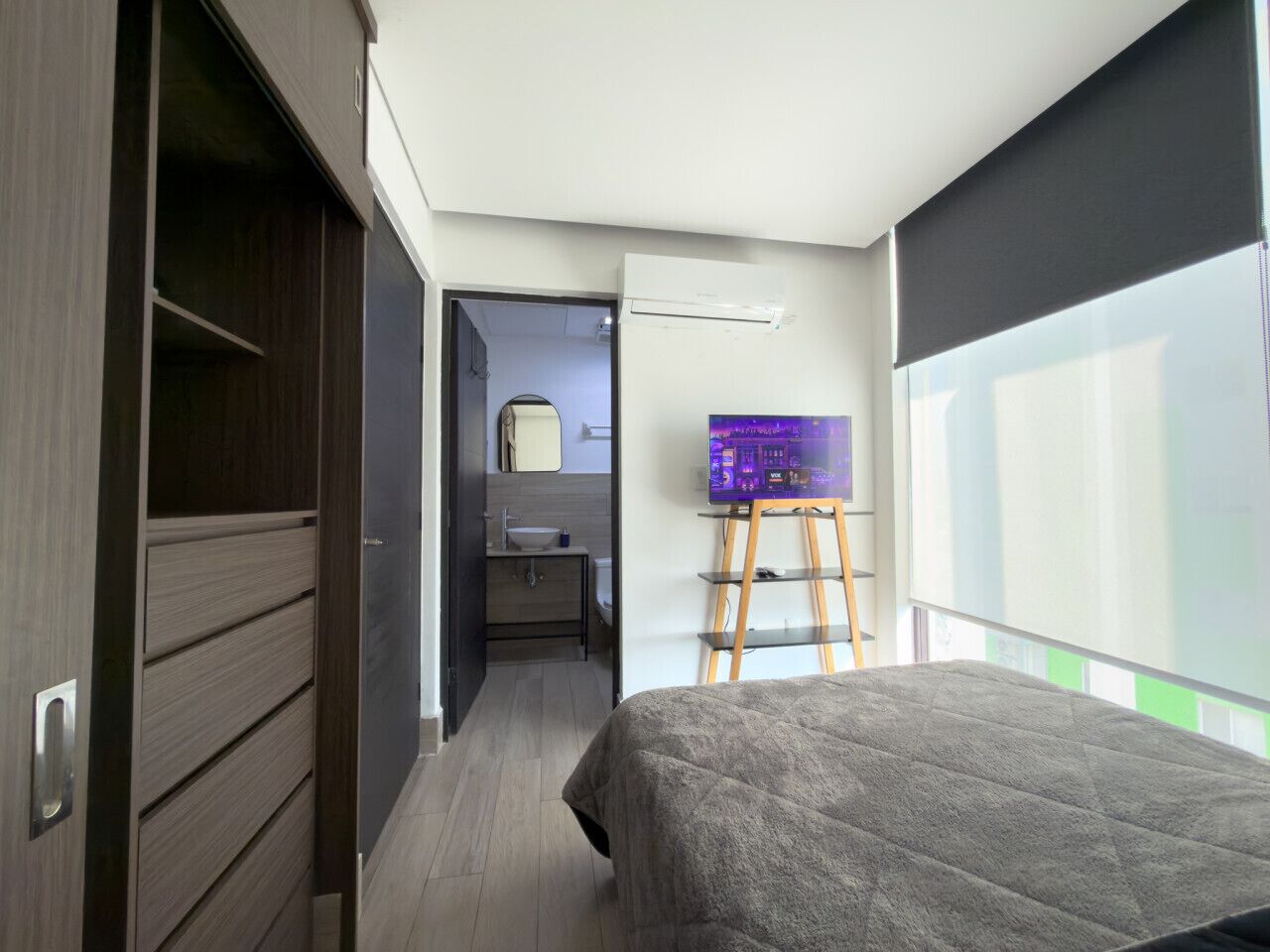 2 bedrooms, desk, WiFi, bed sheets