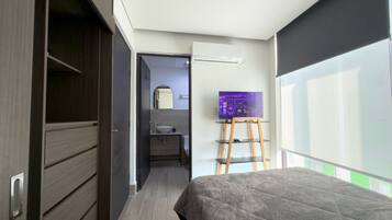 2 bedrooms, desk, WiFi, bed sheets