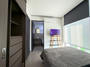 2 bedrooms, desk, WiFi, bed sheets