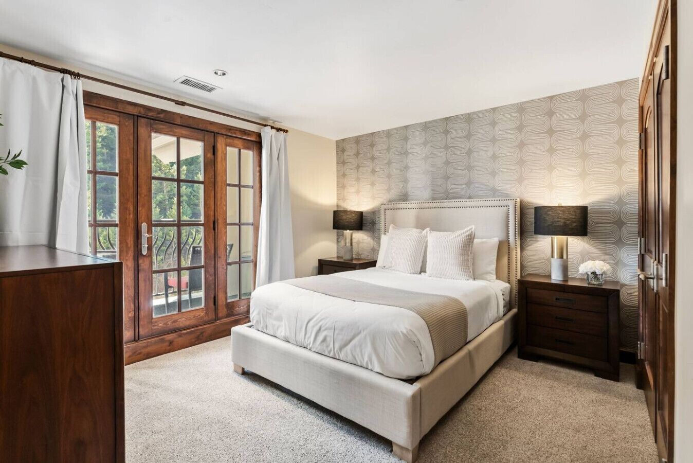 4 habitaciones, escritorio, tabla de planchar con plancha y wifi 