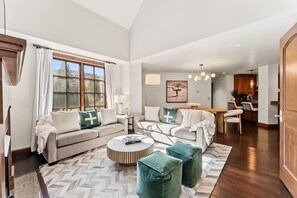 Una televisión, una chimenea