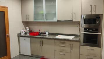 KĂŒhlschrank, Mikrowelle, Ofen, Herdplatte