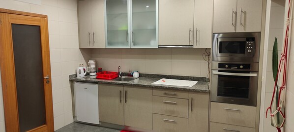 ثلاجة، ميكروويف، فرن، موقد طهي مسطح