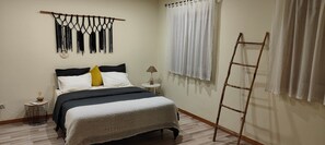 2 عدّة غرف نوم ومكواة/لوح كي وواي فاي وملاءات أسرّة