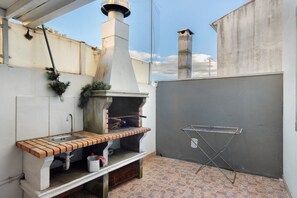 Terrace/patio - Tour House – Rio Tinto: Cozy Retreat for a Relaxing Stay (Rio Tinto)
