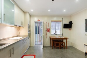 Fridge, microwave, oven, stovetop - Tour House – Rio Tinto: Cozy Retreat for a Relaxing Stay (Rio Tinto)