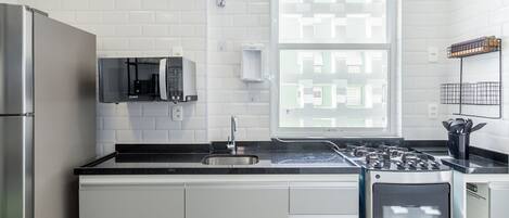 Batterie de cuisine, vaisselle et ustensiles