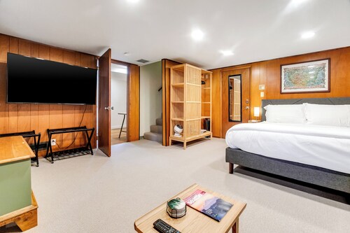 Bright 1BR Near UW & Local Parks