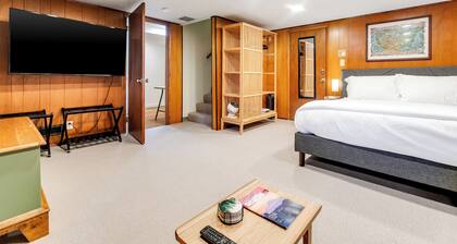 Bright 1BR Near UW & Local Parks