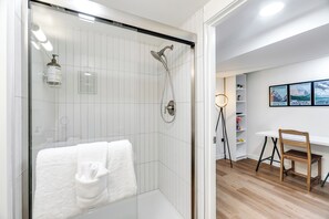 Standard Apartment | Bathroom