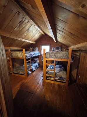 3 عدّة غرف نوم ومكواة/لوح كي وواي فاي مجانًا وملاءات أسرّة