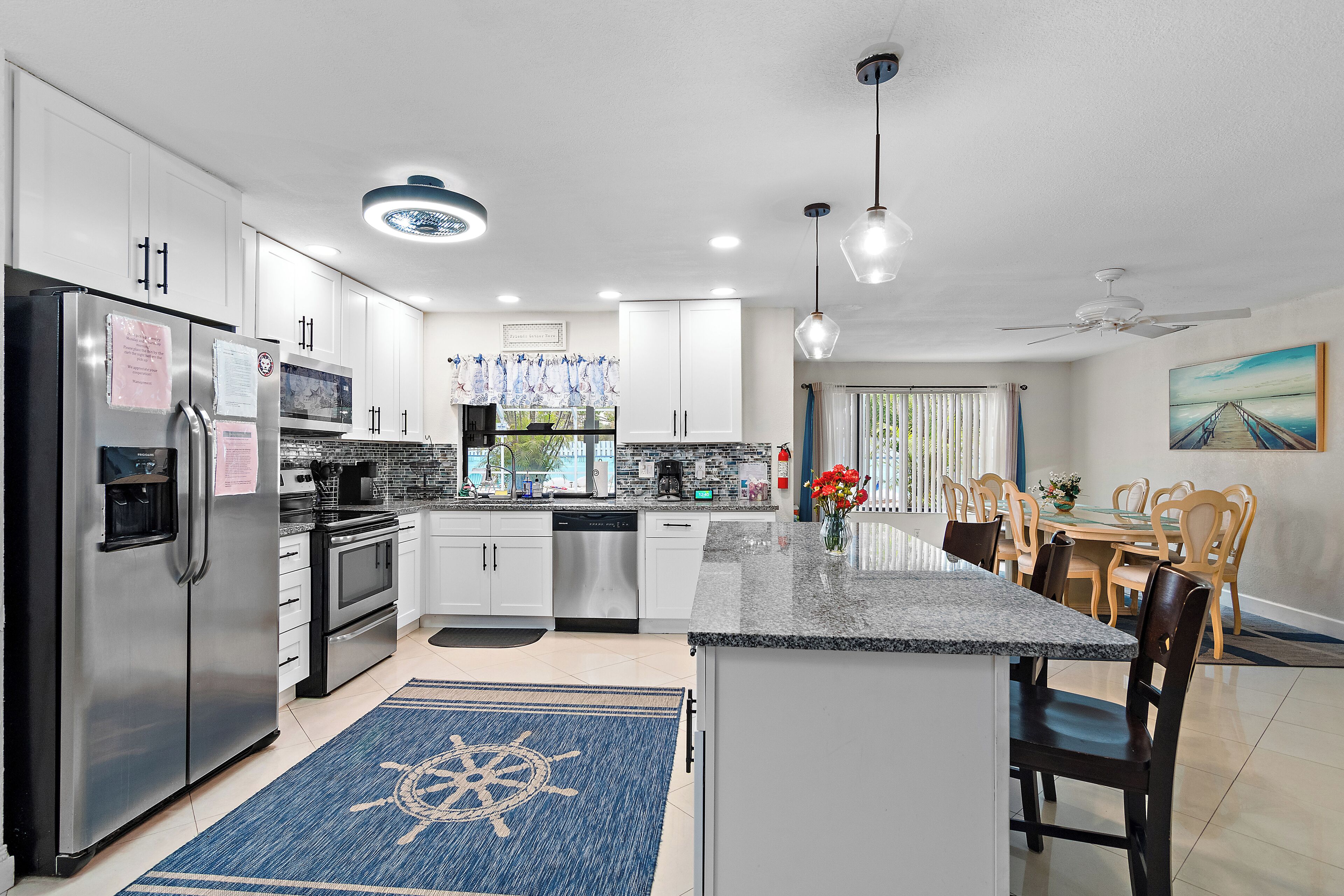 冷蔵庫、電子レンジ、オーブン、コンロ