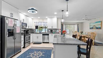 Jääkaappi, mikroaaltouuni, uuni, liesi