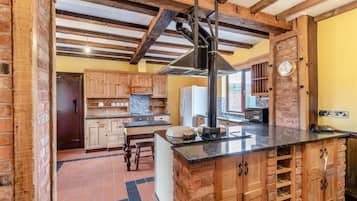 Fridge, microwave, dishwasher, cookware/dishes/utensils