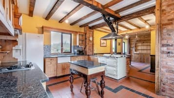 Kühlschrank, Mikrowelle, Geschirrspüler, Kochgeschirr/Geschirr/Besteck