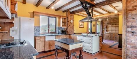 Jääkaappi, mikroaaltouuni, astianpesukone