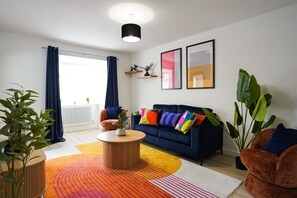 TV - 3-Bed House | Sleeps 5 | Bedford (Marston Moretaine)