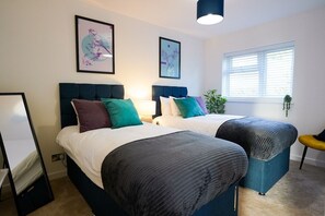 3 bedrooms, iron/ironing board, Internet, bed sheets - 3-Bed House | Sleeps 5 | Bedford (Marston Moretaine)