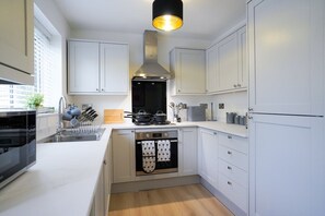 Fridge, microwave, oven, stovetop - 3-Bed House | Sleeps 5 | Bedford (Marston Moretaine)