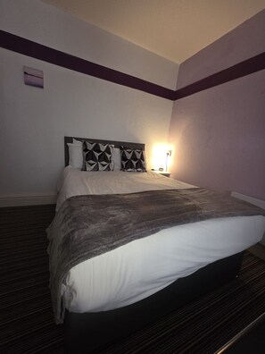 14 bedrooms, internet, bed sheets