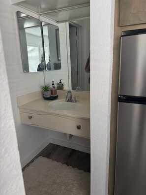 Haartrockner, Handtücher, Toilettenpapier