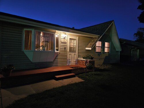 Fantastic 4bd house with ping-pong table & piano - close to state lakes.