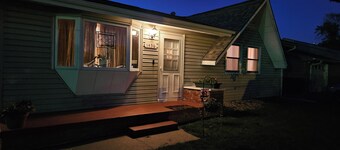 Fantastic 4bd house with ping-pong table & piano - close to state lakes.