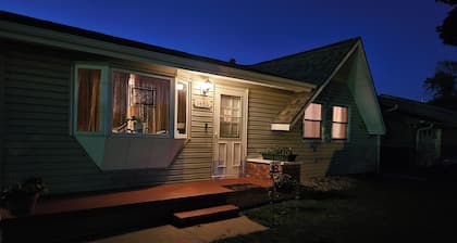 Fantastic 4bd house with ping-pong table & piano - close to state lakes.