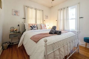 2 bedrooms, iron/ironing board, internet, bed sheets