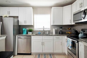 Een koelkast, een microgolfoven, een oven, een kookplaat